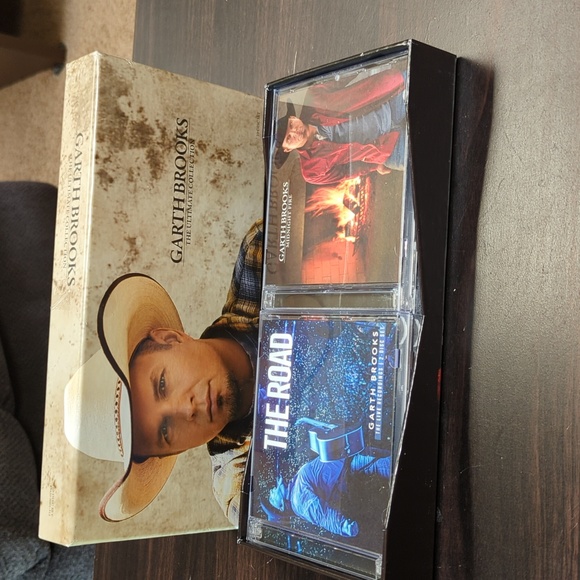 Garth Brooks (The Ultimate Collection)2018 - Picture 9 of 9